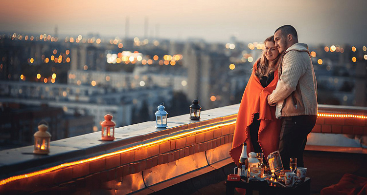 Романтическое свидание на крыше в Кирове. Ultra Подарки. Купить романтическое свидание на крыше в Кирове. Подарите самым близким незабываемые моменты и почувствуйте друг друга ещё ближе. Сервис UltraPodarki.ru 8 800 505 95 30. Романтическое свидание на крышев Кирове, свидание на крышев Кирове, свидание, сертификат на свидание на крыше, сертификат на свидание в Кирове, купить свидание на крыше, купить свидание Киров