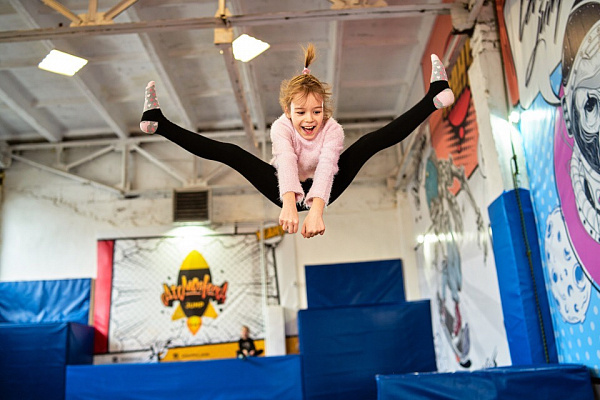  Батутный центр в Кирове. Сервис Ultra Подарки. Купить подарочный сертификат в батутный центр, попробуйте прыжки на батуте в Кирове. Сервис UltraPodarki.ru 8 (800) 555 95-30.. Батутный центр , батутный центр, батутный центр цены, батутный центр в Кирове,  батутный парк, батут прыгать, прыжки +на батуте, батут Киров, батут спорт