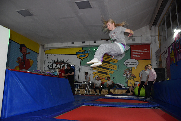  Батутный центр в Кирове. Сервис Ultra Подарки. Купить подарочный сертификат в батутный центр, попробуйте прыжки на батуте в Кирове. Сервис UltraPodarki.ru 8 (800) 555 95-30.. Батутный центр , батутный центр, батутный центр цены, батутный центр в Кирове,  батутный парк, батут прыгать, прыжки +на батуте, батут Киров, батут спорт