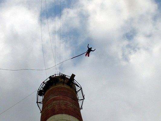 Роупджампинг - прыжки с верёвкой в Кирове. Подарочные сертификаты Ultra Подарки. Роупджампинг в Кирове - Экстремальный оригинальный подарок или подарочный сертификат на Роупджампинг - прыжки с верёвкой. Сервис UltraPodarki.ru 8-800-505-95-30. роупджампинг Киров, прыжок веревка Киров, роупджампинг, прыжок веревка, прыжок с веревкой, Подарок, подарочный сертификат, экстрим, экстремальный подарок