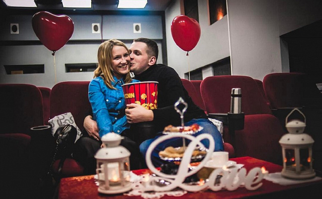 Романтическое свидание в кинотеатре в Кирове. Ultra Подарки. Купить романтическое свидание в кинотеатре в Кирове. Подарите самым близким незабываемые моменты и признайтесь в искренних чувствах. Сервис UltraPodarki.ru 8-800-505-95-30. Романтическое свидание в кинотеатре в Кирове, свидание в Кирове, свидание в кинотеатре, сертификат на свидание в кинотеатре, сертификат на свидание в Кирове, купить свидание, купить свидание Киров, первое свидание, девушка свидание, хороший кинотеатре, романтический кинотеатре, романтический вечер, романтический ужин, романтические любимому, романтическая музыка