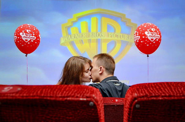 Романтическое свидание в кинотеатре в Кирове. Ultra Подарки. Купить романтическое свидание в кинотеатре в Кирове. Подарите самым близким незабываемые моменты и признайтесь в искренних чувствах. Сервис UltraPodarki.ru 8-800-505-95-30. Романтическое свидание в кинотеатре в Кирове, свидание в Кирове, свидание в кинотеатре, сертификат на свидание в кинотеатре, сертификат на свидание в Кирове, купить свидание, купить свидание Киров, первое свидание, девушка свидание, хороший кинотеатре, романтический кинотеатре, романтический вечер, романтический ужин, романтические любимому, романтическая музыка