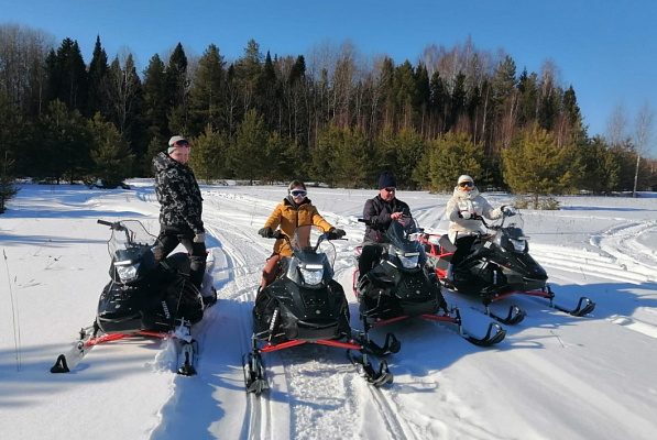 Катание на снегоходах в Кирове в подарок. Сервис Ultra Подарки
. Подарочный сертификат на катание на снегоходах в Кирове с друзьями. Закажите прокат снегоходов в подарок для мужчины по привлекательным ценам. Живописные маршруты для езды на снегоходах это отличная возможность активного отдыха. Сервис UltraPodarki.ru 8 800 505 95 30. катание на снегоходах, подарочный сертификат на катание на снегоходе, прокат снегоходов, прокат снегоходов Киров, катание на снегоходах Киров, езда на снегоходе