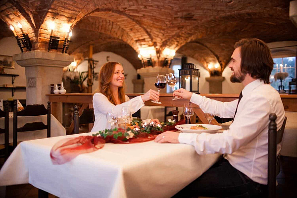 Романтическое свидание в ресторане в Кирове. Ultra Подарки. Купить романтическое свидание в ресторане в Кирове. Подарите самым близким незабываемые моменты и признайтесь в искренних чувствах. Сервис UltraPodarki.ru 8-800-505-95-30. Романтическое свидание в ресторане в Кирове, свидание в Кирове, свидание в ресторане, сертификат на свидание в ресторане, сертификат на свидание в Кирове, купить свидание, купить свидание Киров, первое свидание, девушка свидание, хороший ресторан, романтический ресторан, романтический вечер, романтический ужин, романтические любимому, романтическая музыка