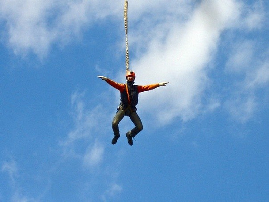 Роупджампинг - прыжки с верёвкой в Кирове. Подарочные сертификаты Ultra Подарки. Роупджампинг в Кирове - Экстремальный оригинальный подарок или подарочный сертификат на Роупджампинг - прыжки с верёвкой. Сервис UltraPodarki.ru 8-800-505-95-30. роупджампинг Киров, прыжок веревка Киров, роупджампинг, прыжок веревка, прыжок с веревкой, Подарок, подарочный сертификат, экстрим, экстремальный подарок