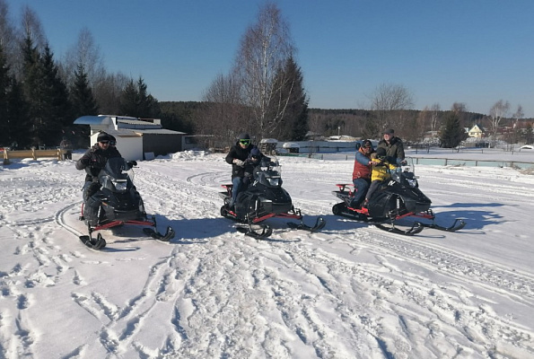 Катание на снегоходах . Подарочные сертификаты Ultra Подарки Киров. Купить оригинальный подарок или подарочный сертификат на Катание на снегоходах . Сервис UltraPodarki.ru Киров 8 800 505 95 30. 