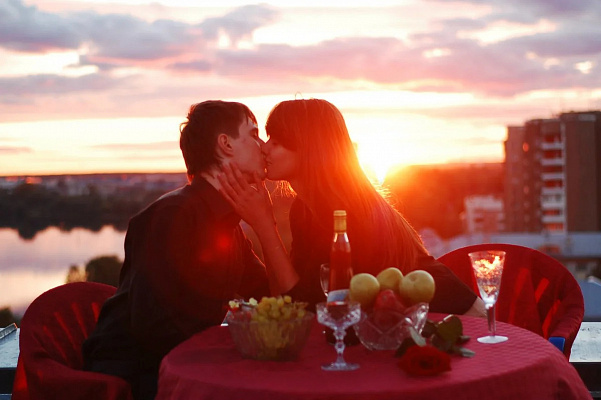 Романтическое свидание на крыше в Кирове. Ultra Подарки. Купить романтическое свидание на крыше в Кирове. Подарите самым близким незабываемые моменты и почувствуйте друг друга ещё ближе. Сервис UltraPodarki.ru 8 800 505 95 30. Романтическое свидание на крышев Кирове, свидание на крышев Кирове, свидание, сертификат на свидание на крыше, сертификат на свидание в Кирове, купить свидание на крыше, купить свидание Киров