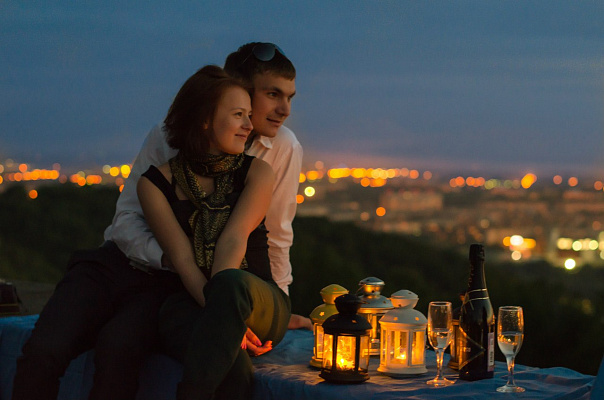 Романтическое свидание на крыше в Кирове. Ultra Подарки. Купить романтическое свидание на крыше в Кирове. Подарите самым близким незабываемые моменты и почувствуйте друг друга ещё ближе. Сервис UltraPodarki.ru 8 800 505 95 30. Романтическое свидание на крышев Кирове, свидание на крышев Кирове, свидание, сертификат на свидание на крыше, сертификат на свидание в Кирове, купить свидание на крыше, купить свидание Киров