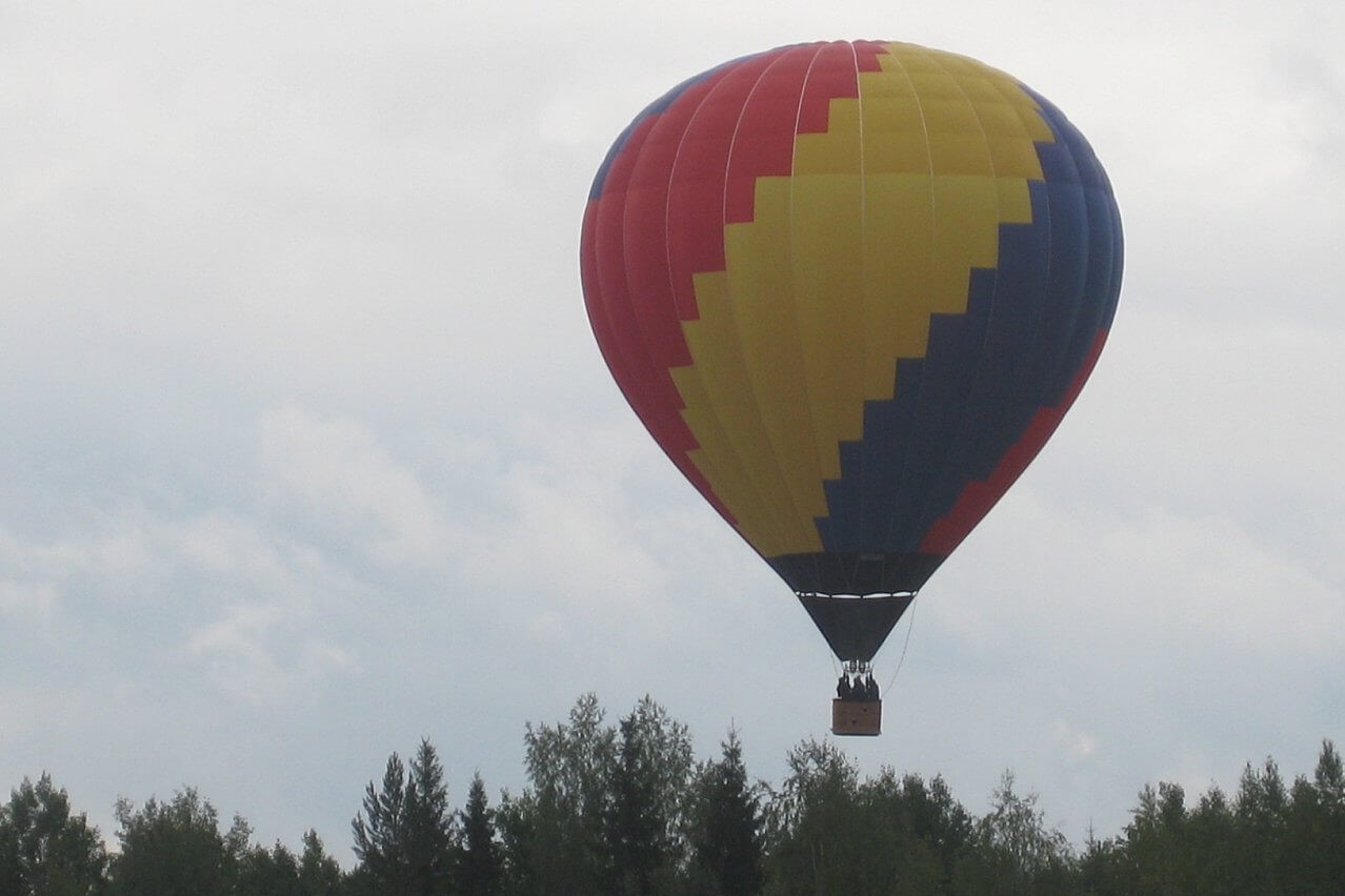 воздушный шар над лесом
